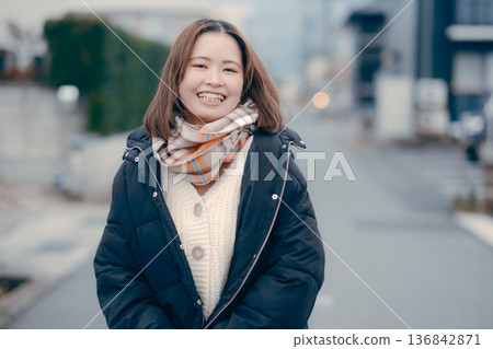 年輕女子在傍晚的城市散步 136842871
