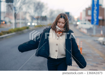 年輕女子在傍晚的城市散步 年輕女子在傍晚的城市散步 136842873