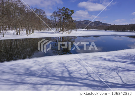 冰雪覆蓋的湖 冰雪覆蓋的湖 136842883