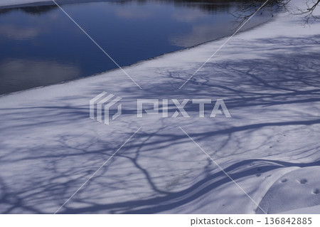 冰雪覆蓋的湖 冰雪覆蓋的湖 136842885