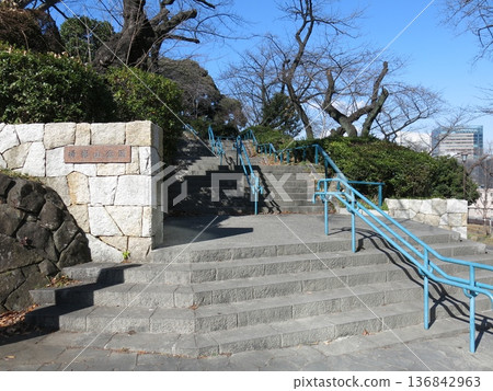 Kamobeyama Park in Nishi Ward, Yokohama (near the main entrance) Kamobeyama Park in Nishi Ward, Yokohama (near the main entrance) 136842963