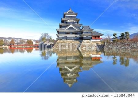 [Nagano Prefecture] Symmetrical Matsumoto Castle (Main Tower and Tsukimi Tower) 136843044