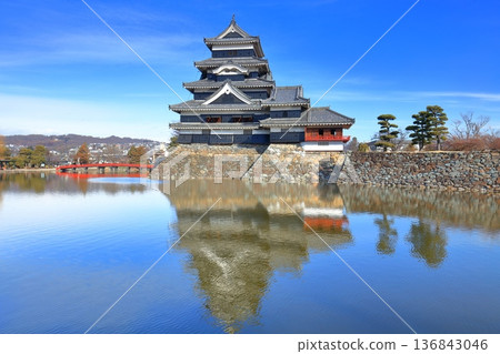 [Nagano Prefecture] Symmetrical Matsumoto Castle (Main Tower and Tsukimi Tower) 136843046
