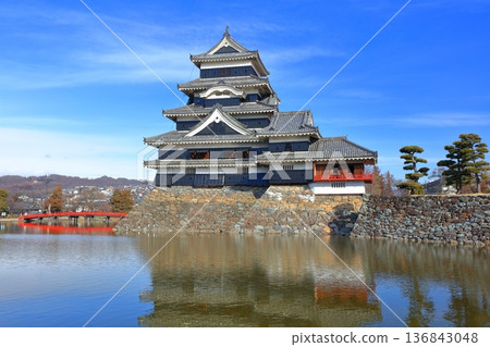 [Nagano Prefecture] Symmetrical Matsumoto Castle and the Northern Alps 136843048