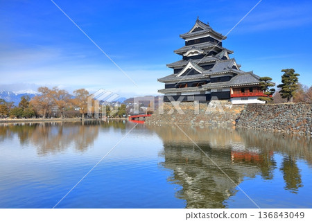 [Nagano Prefecture] Symmetrical Matsumoto Castle and the Northern Alps 136843049