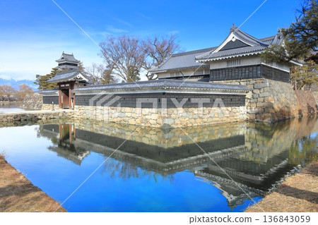 [Nagano Prefecture] The symmetrical Matsumoto Castle and its Koraimon Gate 136843059