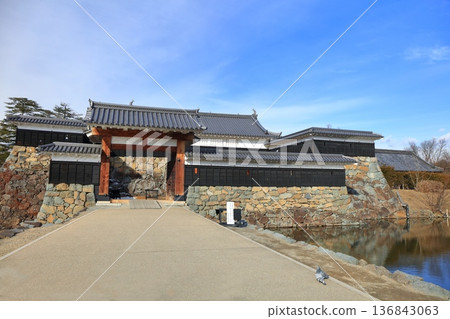 【長野縣】晴天下的松本城太鼓門 136843063