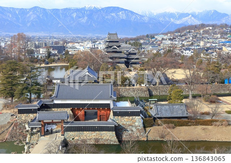 【長野縣】晴天下的松本城和北阿爾卑斯山脈 136843065