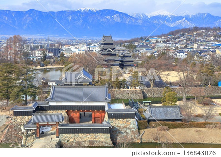 [Nagano Prefecture] Matsumoto Castle and the Northern Alps on a clear day 136843076