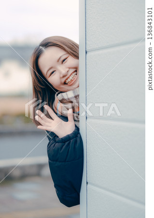 A Japanese woman in her twenties waving with a smile A Japanese woman in her twenties waving with a smile 136843101