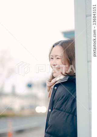 傍晚城市裡，一位沉思的年輕女子 136843151