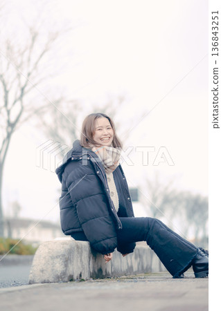 A Japanese woman in her 20s smiling in the winter city 136843251