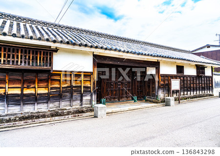 初秋時節的箕田街景：香川郡東香川市草坂家的宅邸大門 136843298