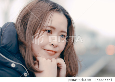一位二十多歲的日本女子在冬日的城市陷入沉思 一位二十多歲的日本女子在冬日的城市陷入沉思 136843361