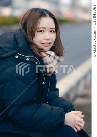 一位二十多歲的日本女子在冬日的城市陷入沉思 一位二十多歲的日本女子在冬日的城市陷入沉思 136843362
