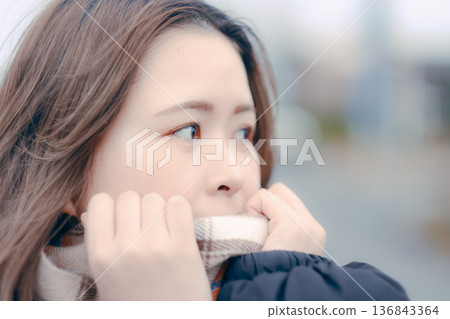 一位二十多歲的日本女子在冬日的城市陷入沉思 一位二十多歲的日本女子在冬日的城市陷入沉思 136843364