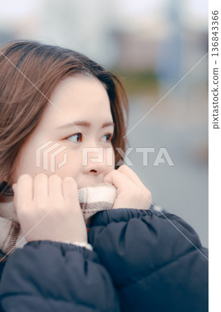 一位二十多歲的日本女子在冬日的城市陷入沉思 一位二十多歲的日本女子在冬日的城市陷入沉思 136843366