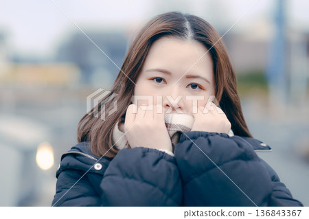 一位二十多歲的日本女子在冬日的城市陷入沉思 136843367