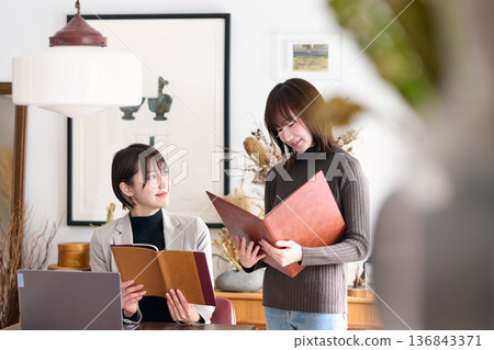辦公室裡的女諮商師 136843371