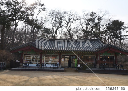 Traditional Korean Architecture in Seoul Traditional Korean Architecture in Seoul 136843460