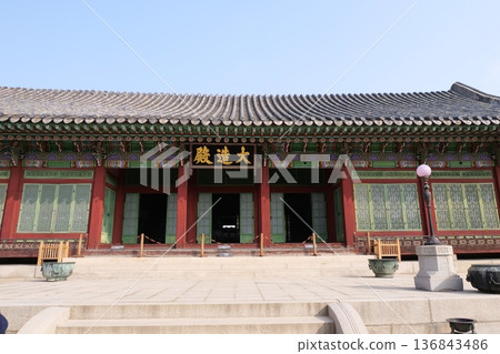 Traditional Korean Architecture in Seoul Traditional Korean Architecture in Seoul 136843486