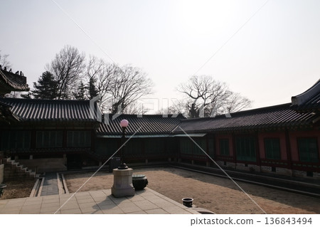 Traditional Korean Architecture in Seoul Traditional Korean Architecture in Seoul 136843494