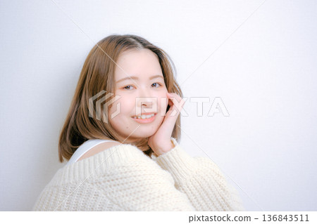 一位二十多歲的日本女性在白色背景上轉身 一位二十多歲的日本女性在白色背景上轉身 136843511