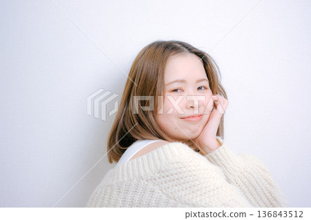 一位二十多歲的日本女性在白色背景上轉身 136843512