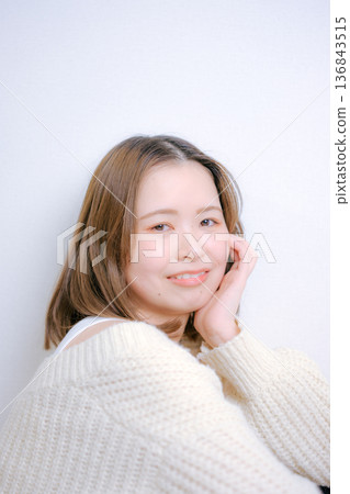 一位二十多歲的日本女性在白色背景上轉身 一位二十多歲的日本女性在白色背景上轉身 136843515