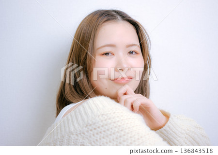 一位二十多歲的日本女性在白色背景上轉身 136843518