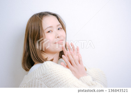 一位二十多歲的日本女性在白色背景上轉身 一位二十多歲的日本女性在白色背景上轉身 136843521