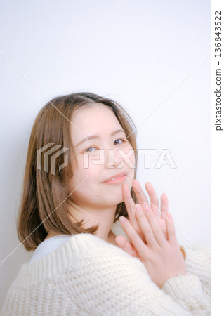 一位二十多歲的日本女性在白色背景上轉身 一位二十多歲的日本女性在白色背景上轉身 136843522