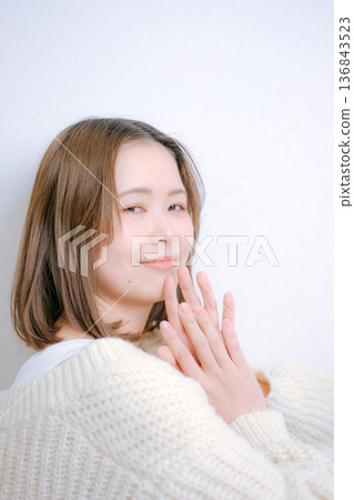 一位二十多歲的日本女性在白色背景上轉身 136843523