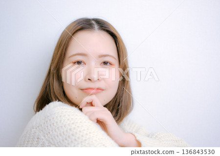 一位二十多歲的日本女性在白色背景上轉身 136843530