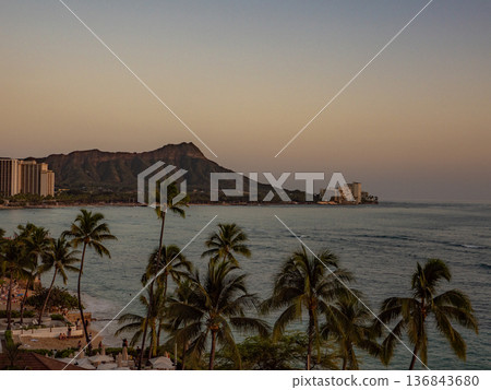 在威基基的日落 136843680