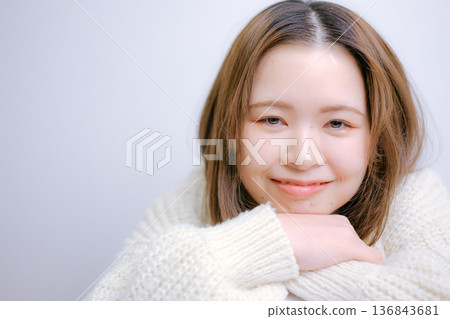 一位二十多歲的日本女性在白色背景前微笑 136843681