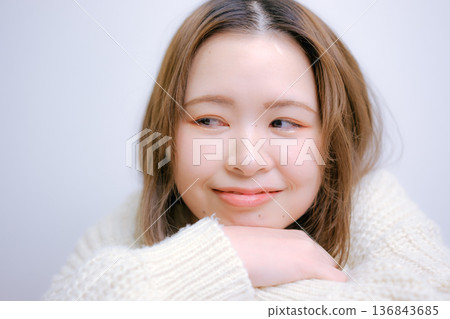 A Japanese woman in her twenties smiling on a white background 136843685
