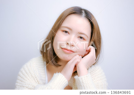 A Japanese woman in her twenties smiling on a white background 136843691