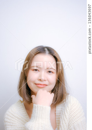 A Japanese woman in her twenties smiling on a white background 136843697