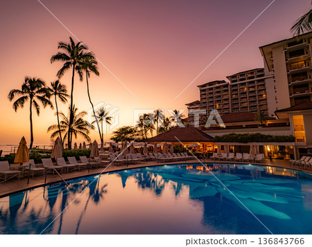 從飯店泳池看到的夏威夷威基基日落 136843766