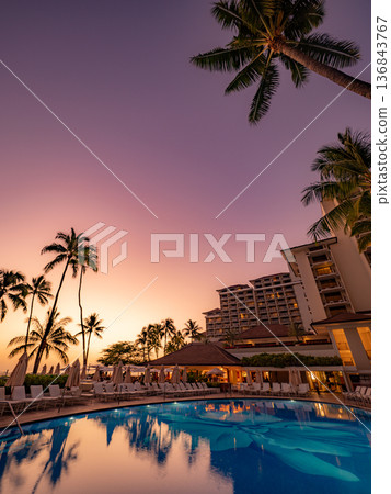 從飯店泳池看到的夏威夷威基基日落 136843767