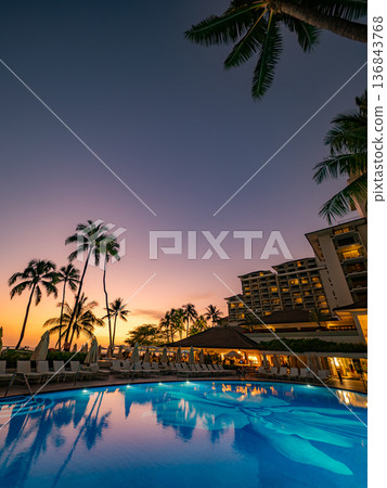 從飯店泳池看到的夏威夷威基基日落 136843768