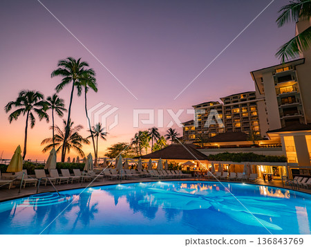 從飯店泳池看到的夏威夷威基基日落 136843769