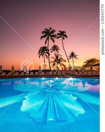 從飯店泳池看到的夏威夷威基基日落 136843770