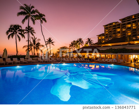 從飯店泳池看到的夏威夷威基基日落 136843771