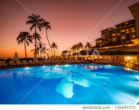 從飯店泳池看到的夏威夷威基基日落 136843772