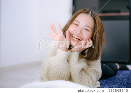A Japanese woman in her twenties smiling on a white background 136843840