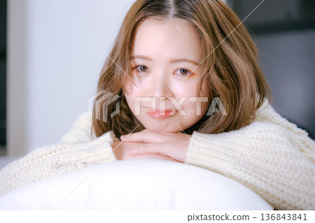 A Japanese woman in her twenties smiling on a white background 136843841