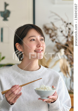 一個女人吃米飯 136843887