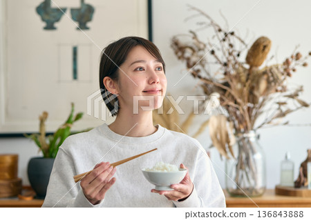 一個女人吃米飯 136843888